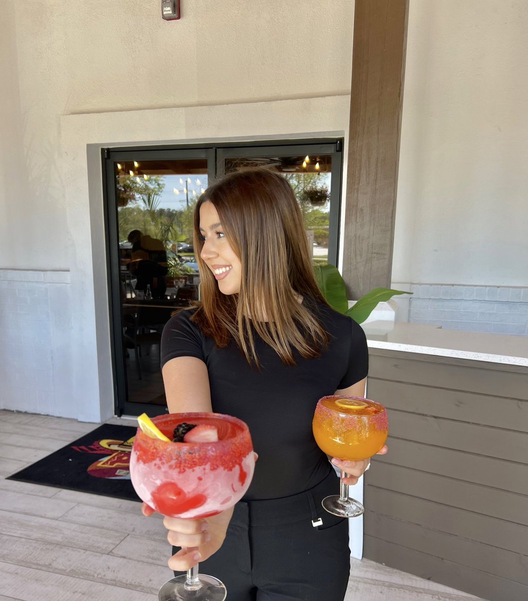 carolineose's tweet photo. Congratulations to my pops for opening up his newest location (his baby) I am soo proud of him &amp; my mom for putting so much work &amp; love into this business I’ve learned so much working along side my parents. Can’t wait to see life has in store for us✨💕❤️💚 https://t.co/BMMCmfQEeH
