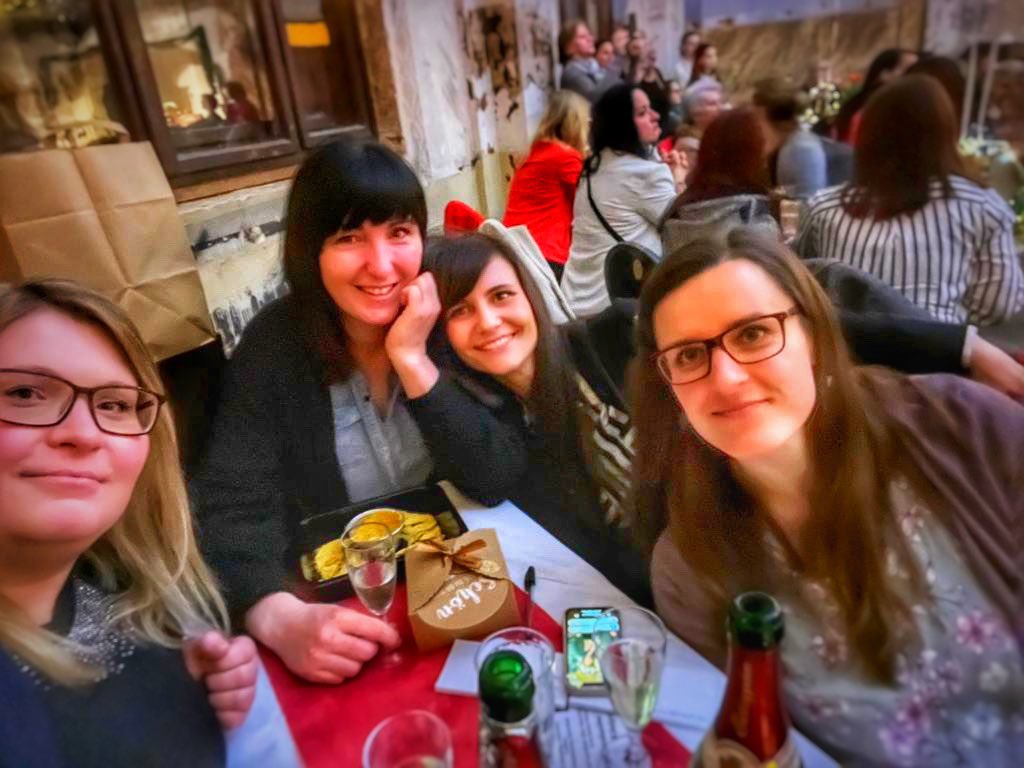 Melaunie3's tweet photo. 4 Apes in one picture. 3 are not on social media. There are so many of us that are not seen. But we are all there.
AND WE ARE NOT LEAVING!
#AMC #APE #AMCNOTLEAVING https://t.co/0XaB0zso7I