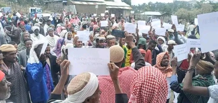 #ትግሉ_ተቀጣጥሎል_ወረኢሉ
****
👇👇👇
 ዛሬ ከጁመዐ ሶላት በኋላ የወረኢሉ ከተማ ሙስሊሞች በከተማው በሚገኘው አዝሀር መስጊድ በዚህ መልኩ ድምፃቸውን አሰምተዋል !!!!
👇👇
ከተሰሙ መፈክሮች መካከል 
👇
#የኡለማወችና የእናቶች እሥራት ይቁም‼️