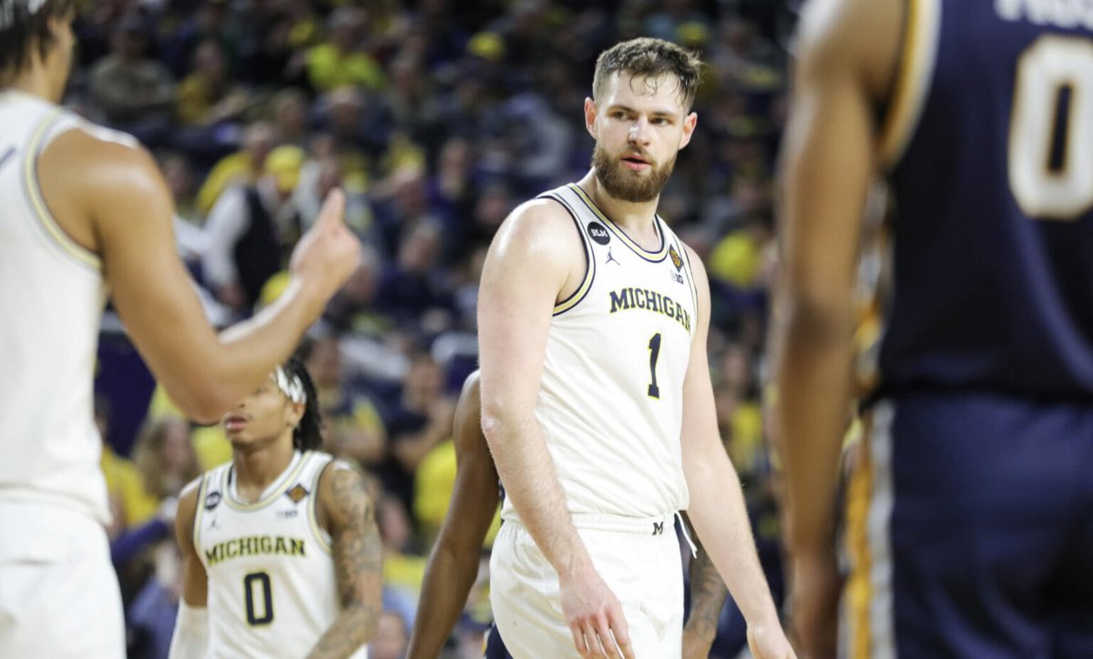 BarstoolUofM's tweet photo. Busy day for Michigan sports as Hunter officially enters the transfer portal https://t.co/ZOc4EoSyA4