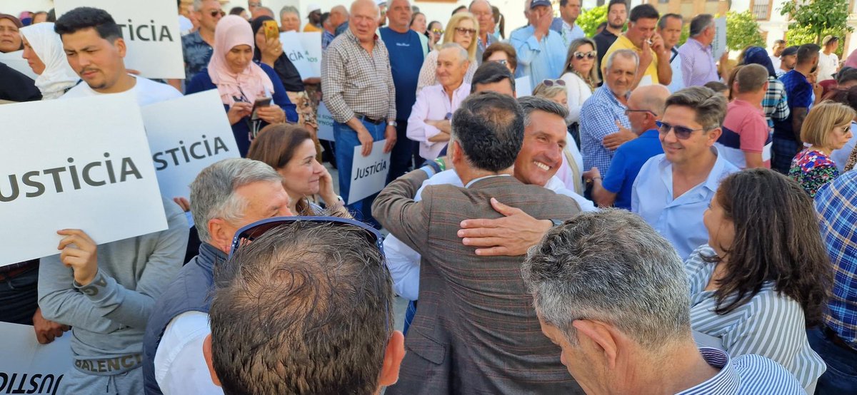 psoemoguer's tweet photo. 🫐🍓 Gustavo Cuéllar y su equipo han acompañado a los agricultores de #Moguer en la manifestación convocada en #Rociana en defensa de la #agricultura y de tantas familias que viven de ella.

✅ Sigamos defendiendo los más de 50 años que han construido nuestra tierra. https://t.co/WiIpthHa9N