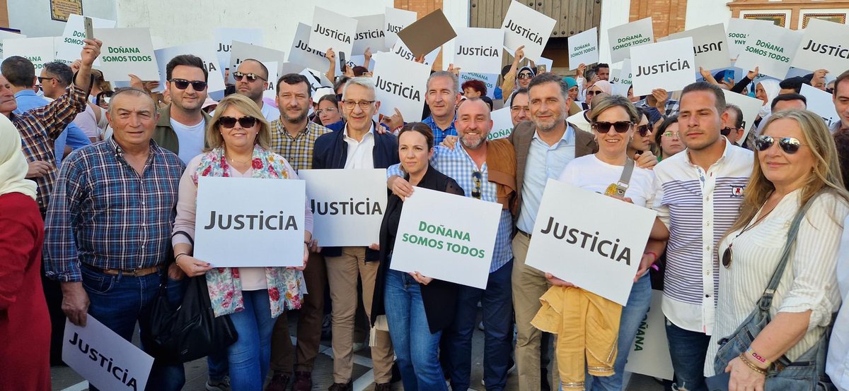psoemoguer's tweet photo. 🫐🍓 Gustavo Cuéllar y su equipo han acompañado a los agricultores de #Moguer en la manifestación convocada en #Rociana en defensa de la #agricultura y de tantas familias que viven de ella.

✅ Sigamos defendiendo los más de 50 años que han construido nuestra tierra. https://t.co/WiIpthHa9N
