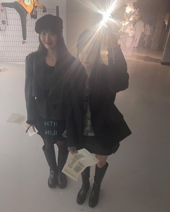 blugowon's tweet photo. yves is always posted up like this https://t.co/uVvmjpacZF