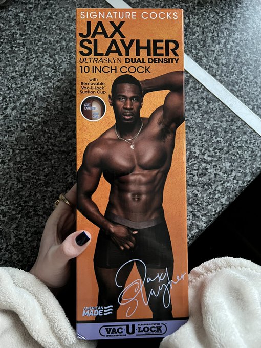 one of my cucks bought me this @SlayherJax 😜 i&rsquo;m excited to see how it compares to the real thing https://t<a class="tags" href="/tag/slayherjax">@slayherjax</a><a href="/tag/festival"class="tags"><span>#festival</span></a><a href="/tag/rollingloudportugal"class="tags"><span>#rollingloudportugal</span></a>