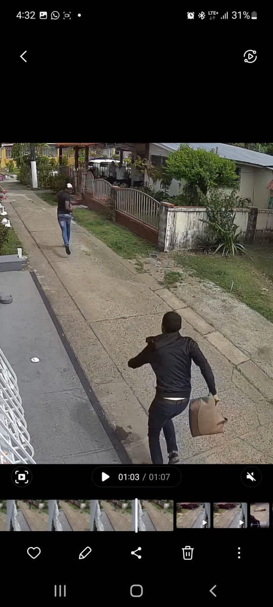 AlvaroAlvaradoC's tweet photo. A esta señora, la venian siguiendo ayer del banco general de Chanis, estos dos sujetos. Observen lo que sucedió. @ProtegeryServir https://t.co/pcdri0fKyH