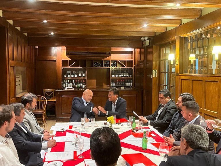 ElPeruEnChile's tweet photo. El Embajador Jaime Pomareda participó en la instalación de la nueva junta directiva del Club Peruano que preside el señor Rado Milósevich. La ocasión permitió coordinar proyectos conjuntos con esta institución que el próximo año cumplirá 120 años de fundación. #PerúenChile https://t.co/P0QAINTHUg