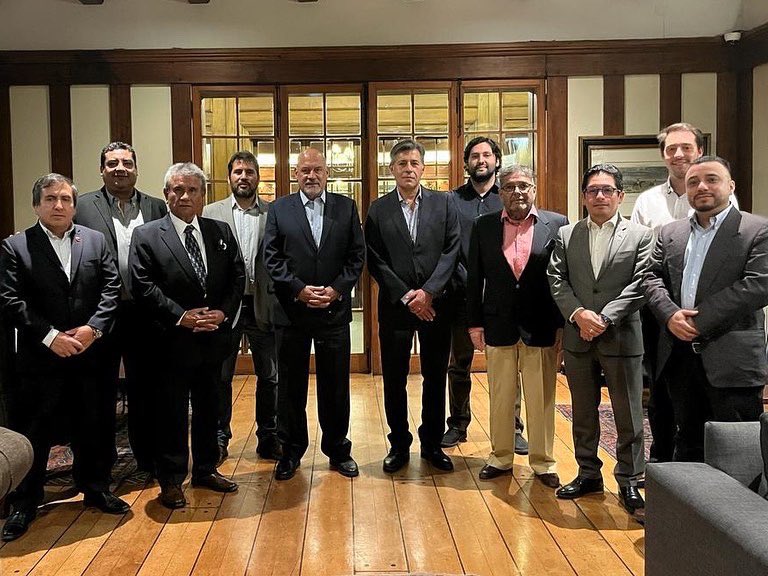 ElPeruEnChile's tweet photo. El Embajador Jaime Pomareda participó en la instalación de la nueva junta directiva del Club Peruano que preside el señor Rado Milósevich. La ocasión permitió coordinar proyectos conjuntos con esta institución que el próximo año cumplirá 120 años de fundación. #PerúenChile https://t.co/P0QAINTHUg
