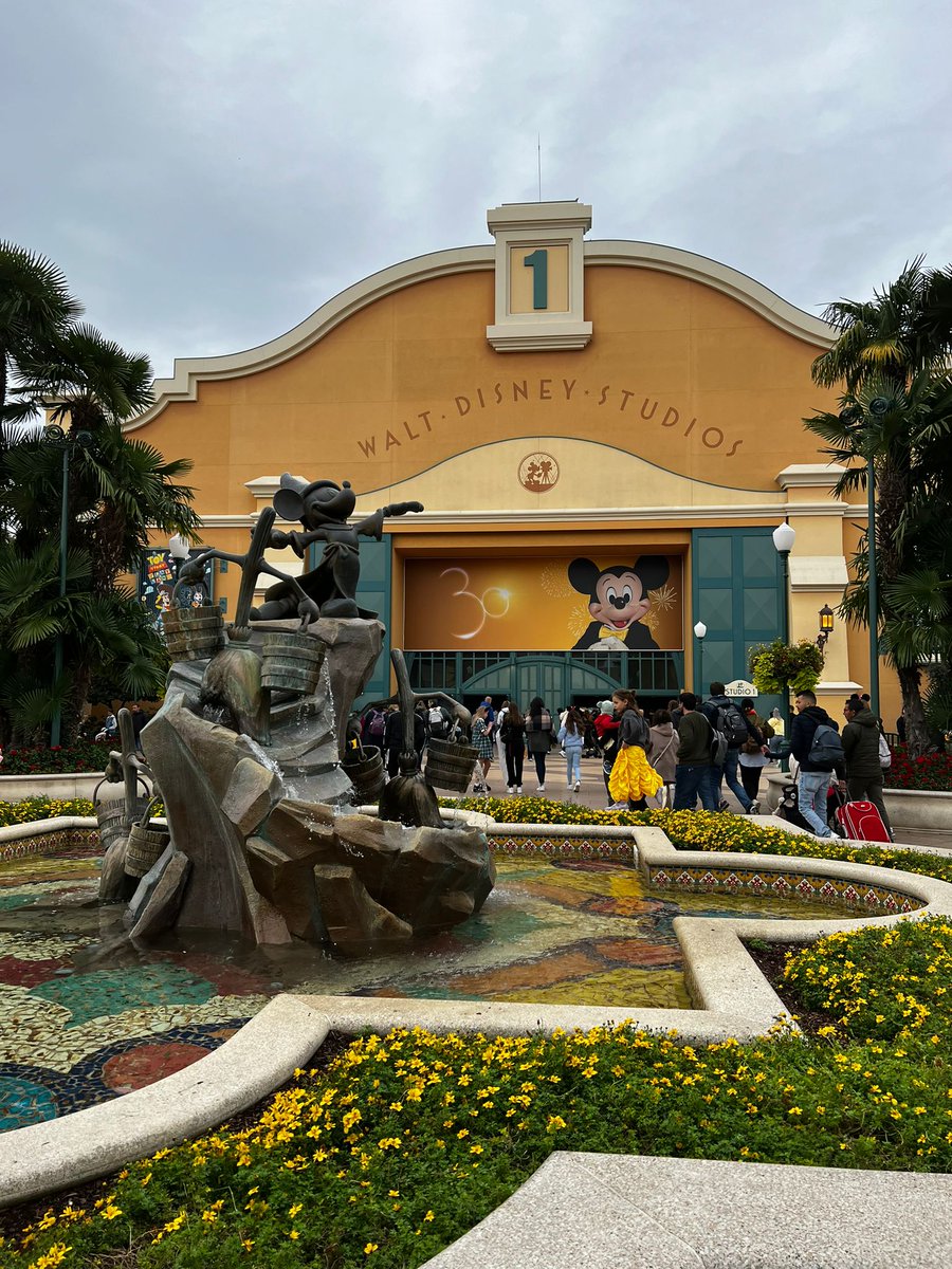 Fuen_97's tweet photo. Disneyland París 🐭 https://t.co/3qKL09eXsf