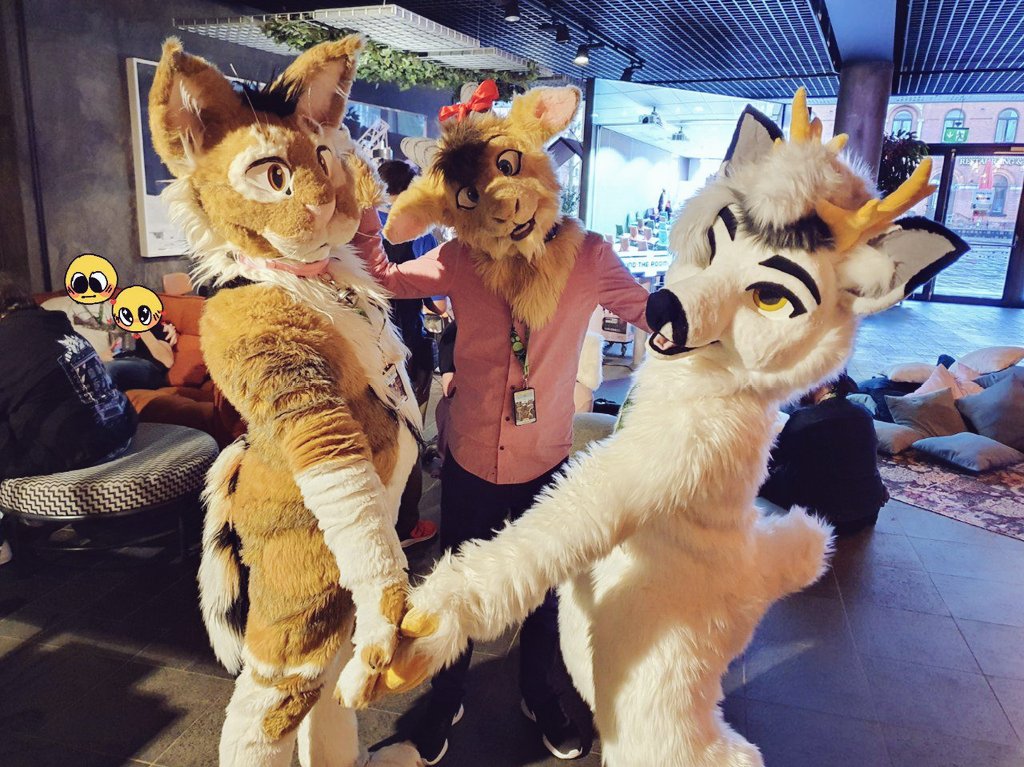 fiffebaa's tweet image. Come, let's form a circle! ❤️
#FursuitFriday #NFC2023
📷 @RiocynnRaak