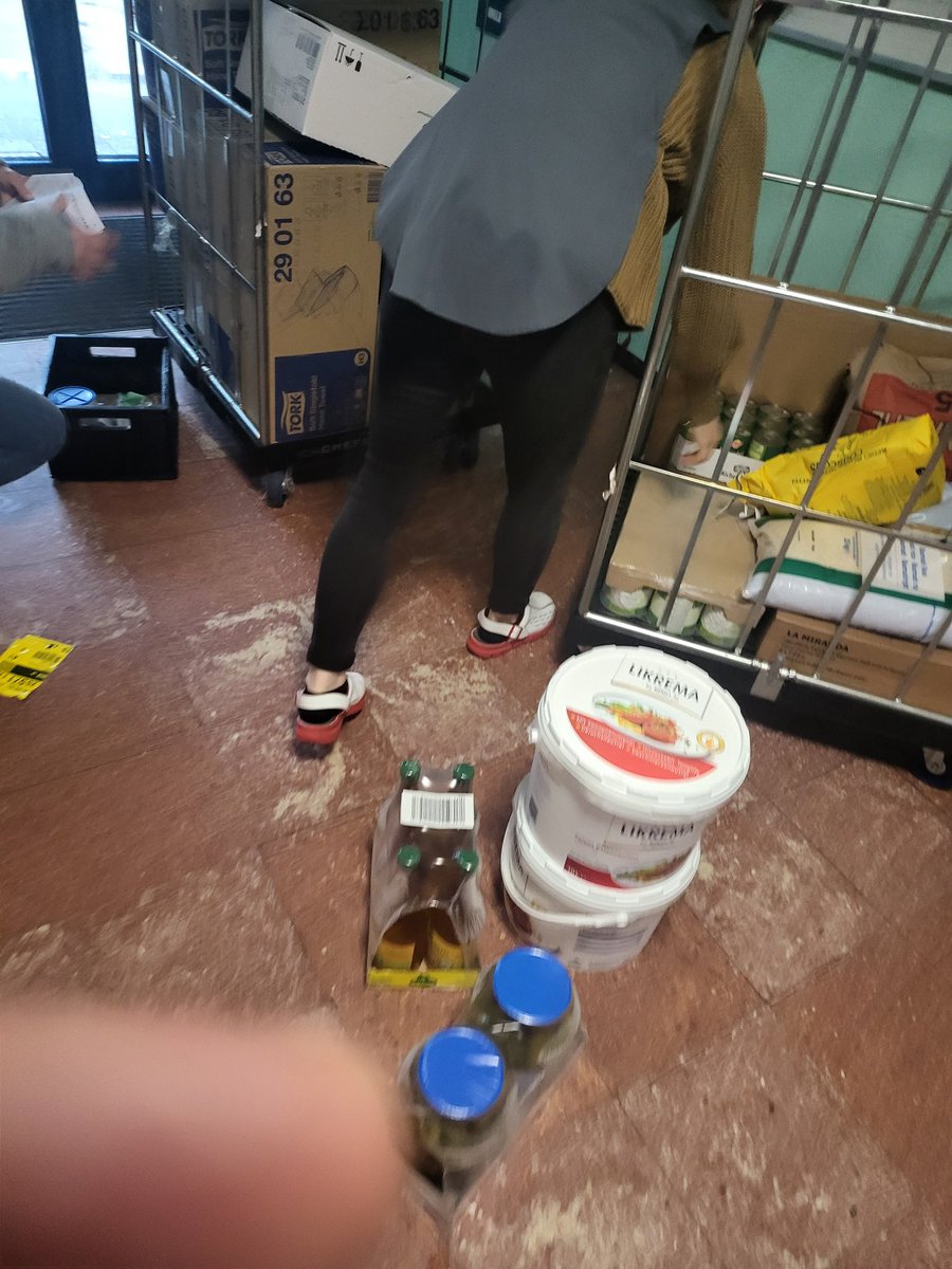 HesapEvli's tweet photo. Bugün yine geldi orospu komşu beni hasta etti. Aynı pantolonu giymiş eminim donu da aynı. Gelde dayan... https://t.co/RdkB8ml8lO