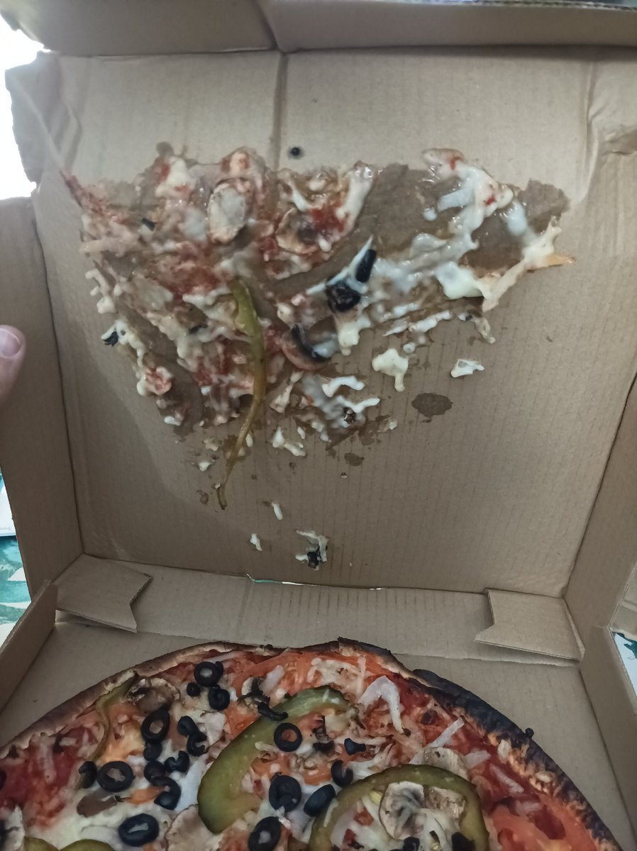 dessyremr's tweet photo. @DominosPizza_ES mi pizza ha llegado con la caja aplastada y todo pegado en la tapa https://t.co/oNaxqtc7TD