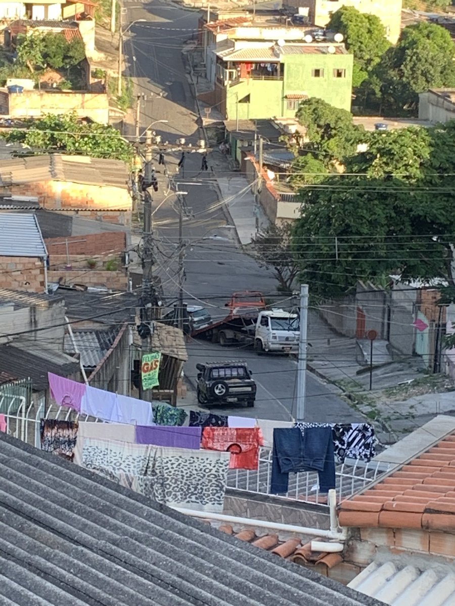 Ontem o entregador do ifood que veio trazer minha compra bateu o carro. Eu tô muito sentida com isso e queria ajudar. Mas o app diz que não pode passar meu contato pra ele. Então, vocês conhecem algum RANDER ROCHA? Que dirige um fox em BH? Se sim, me coloca em contato com ele?