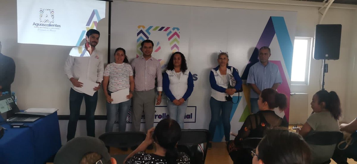 SEDESOAgs's tweet photo. Con #SoluciónEs cada vez más y mejor capacitados. 

El día de hoy llenamos la Casa del Bien común Obraje donde en conjunto con la @SEDECYT_Ags brindamos capacitaciones a las y los emprendedores para sus negocios. Fortaleciendo la economía de sus hogares y de #ElGiganteDeMéxico https://t.co/PfLOF9wHTa