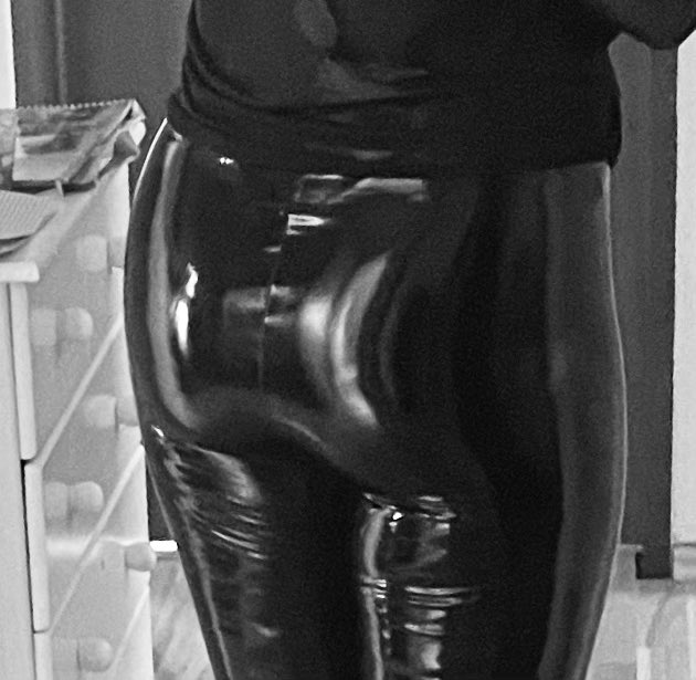 Hab mir für die nächste Playparty eine neue Hose gekauft, weil ich es mag, wenn man sich in meinem Hintern spiegeln kann. 🥰

#frivolerfreitag