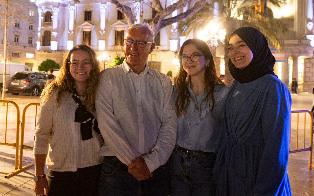joanribo's tweet photo. Som la primera ciutat europea que celebra de manera oberta i en un espai cèntric de la ciutat un #Iftar de la Concòrdia 🌙 (sopar amb el qual s'acaba el dejú diari durant el mes del Ramadà ).

Som una ciutat oberta, diversa i plural. On tots i totes cabem. 

#MaiMésIslamofòbia https://t.co/0z6jHwPzdP