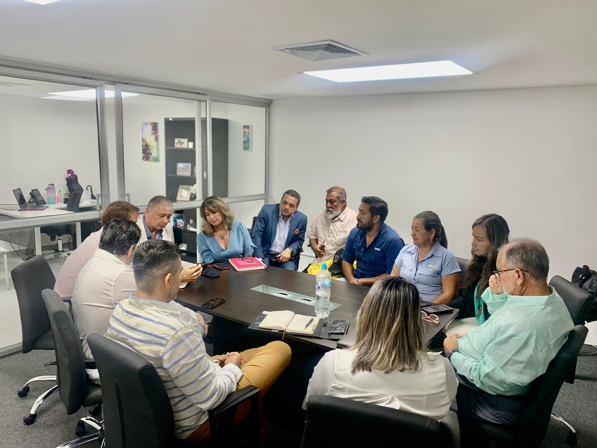 Directorio FEDAC junto a Ban Ecuador tratando sobre  necesidades crediticias del sector de pequeños-medianos productores de camarón. <a href="/monicamora65/">Monica Mora</a> <a href="/ASOCAM2/">ASOCAM</a> <a href="/Danilo_Rengifo/">Danilo Rengifo</a> <a href="/oswincm/">Oswin Crespo Mera</a> 
<a href="/RichardB89/">Richard Briceno</a> 
<a href="/LassoGuillermo/">Guillermo Lasso</a> 
<a href="/EcuavisaInforma/">Ecuavisa Noticias</a> <a href="/eluniversocom/">El Universo</a> <a href="/CALISURALIANZA/">FUNDACION CALISUR</a> <a href="/Camaroneros_Oro/">cpceo</a>