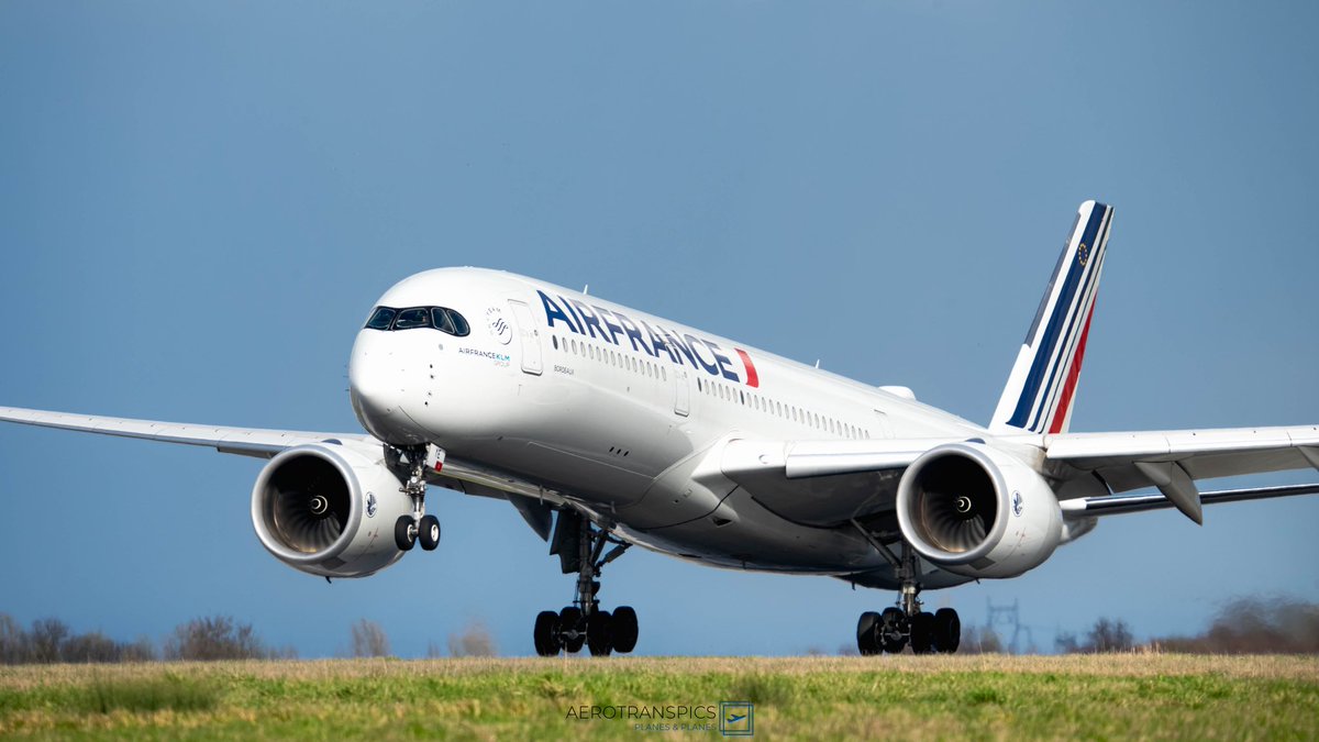 AeroTranspics's tweet photo. La plus belle réussite d’Airbus ! 

Une véritable beauté ! Et @airfrance ne pourra pas dire le contraire..😍👀

#avgeek #airbus #a350 #airfrance #airways #airlines #avion https://t.co/9hEvsypm3v