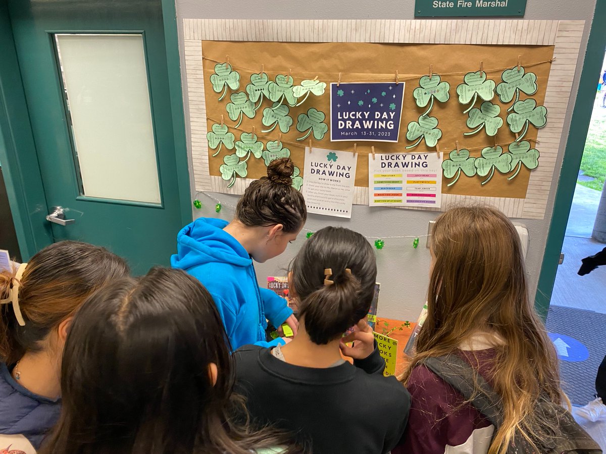 IHMSLibrary's tweet image. Our March Lucky Day Book Drawing was a hit! Students drew color-coded slips from the pot of &quot;golden books&quot; &amp;amp; tried out new books they found by total luck! The shamrocks are ratings of all the books read! 👏Shout out to @LibraryDvms for collaborating! #SRVLibraryLove @SRVUSD1