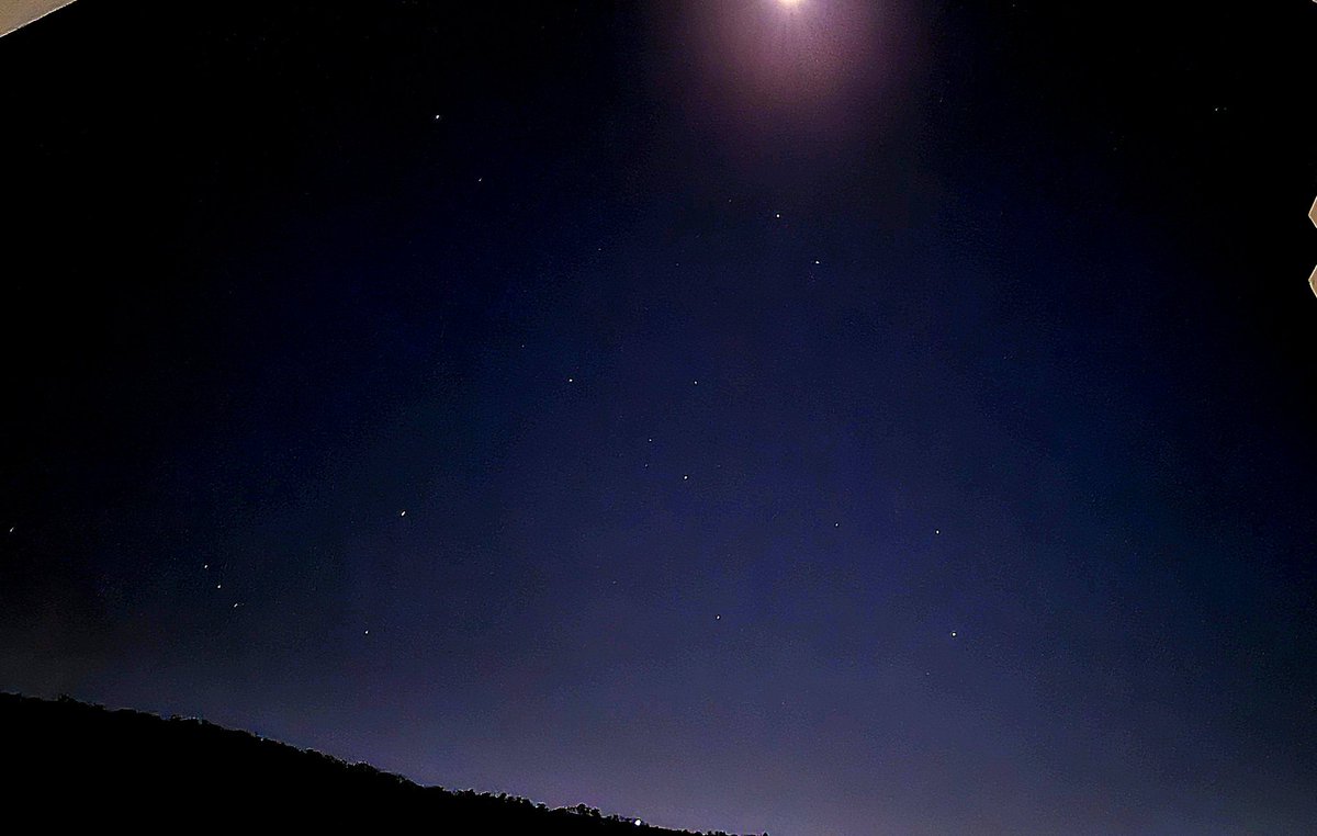 SocialGK's tweet photo. A rare watch. Starry night in Mumbai. 

#Stars #Stargazing #moon #samsung #fridaynight #Friyay #Mumbai https://t.co/7zQ67dvfS2