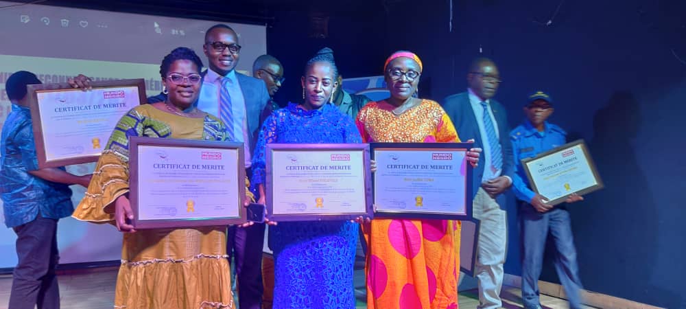 ElianePolepole's tweet photo. Honneur pour moi de recevoir ce certificat de merite ce 31/03 par la Synergie des Femmes pour la paix et la réconciliation des peuples  Grands Lacs d'Afrique , en reconnaissance de mon travail pr élever les voix des femmes, promouvoir leurs droits @ngoy_christina  @MamaRadioRDC https://t.co/x27hjDK1zQ