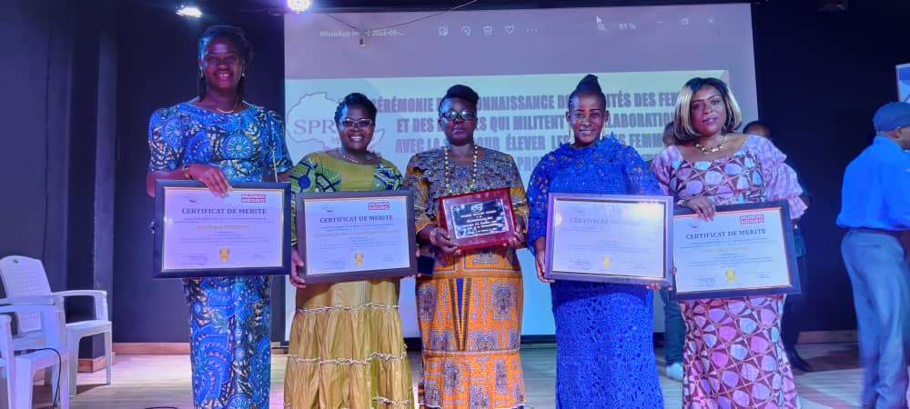 ElianePolepole's tweet photo. Honneur pour moi de recevoir ce certificat de merite ce 31/03 par la Synergie des Femmes pour la paix et la réconciliation des peuples  Grands Lacs d'Afrique , en reconnaissance de mon travail pr élever les voix des femmes, promouvoir leurs droits @ngoy_christina  @MamaRadioRDC https://t.co/x27hjDK1zQ