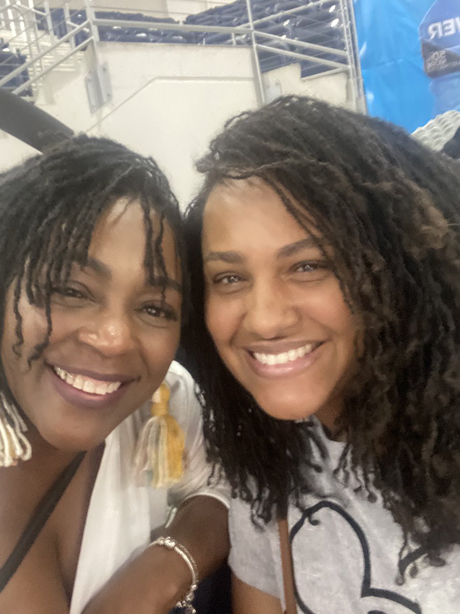 jhmlives's tweet photo. Sitting at a McDonald’s All American event see one my of favorite loc CRUSHES!!! Honey I couldn’t wait to tell her how much her journey speaks to me! She just celebrated her 3 year Locversary.  Thank you @monyce_slo_moe for the moment ❤️❤️

#locjourney #sisterlocs #houstonTX https://t.co/OqRXWKXLsE