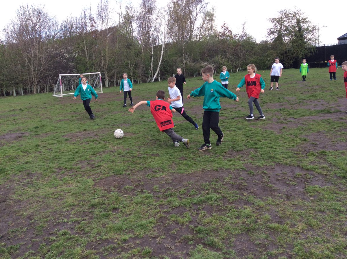 Lakeside_school's tweet photo. Y3/4 #communityteams #housefootballtournament #sportingspirit #healthycompetition @letsgetahead @GetSet4Ed https://t.co/zrLNhZRvrY