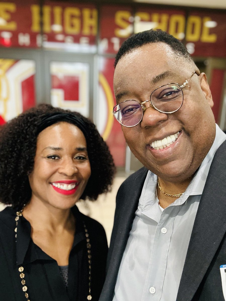 Dezelle_Designs's tweet photo. Thanks to @terryleewhite for coming to my classroom this week at @Creekside_High to share what the latest and greatest is in Adobe Photoshop with my students!
#ctae #GraphicDesign #adobe #adobephotoshop https://t.co/B5QJUUkyRx