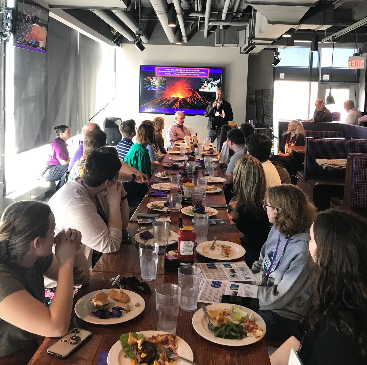 KStateArtSci's tweet image. What a great day with our Kansas High School Science Teachers of the Year and their students from Salina South, Spring Hill, Shawnee Heights and Olathe North &amp;amp; Northwest High Schools! We enjoyed lunch, an awards presentation and lab tours! Learn more: k-state.edu/media/newsrele…