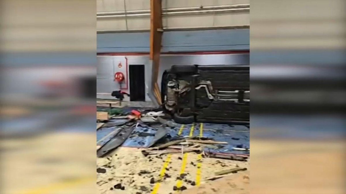 VIDÉO - "On a évité un drame" : la voiture d'un footballeur s'encastre dans un gymnase en Belgique tf1info.fr/justice-faits-…