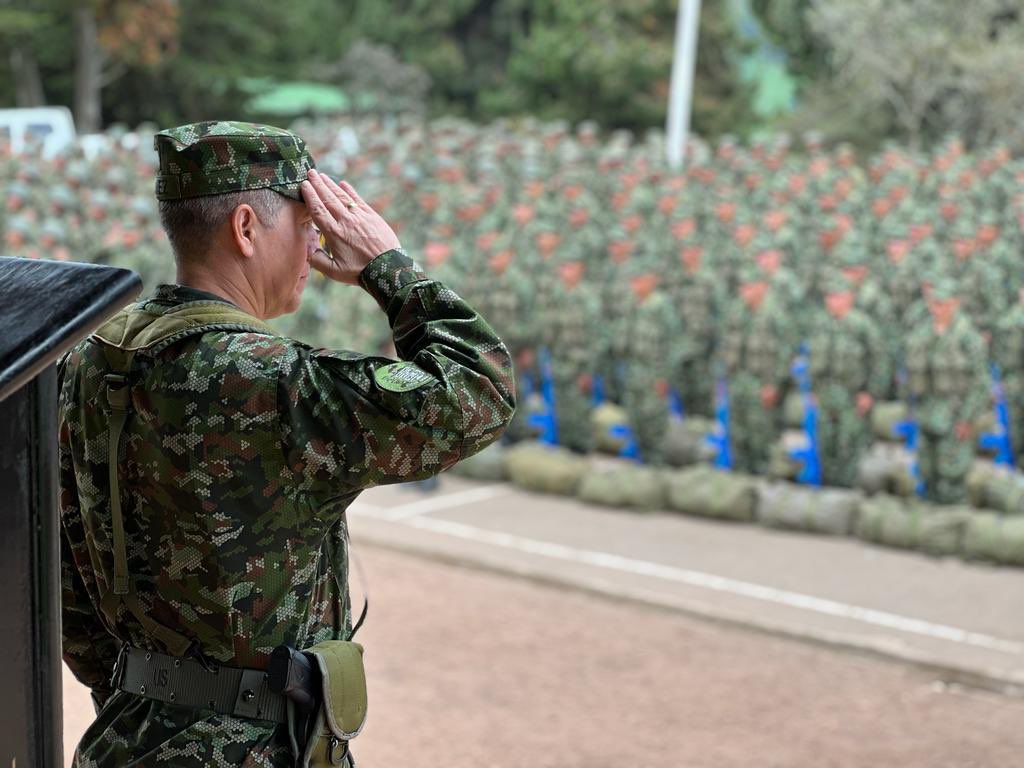 Ejercito_Div5's tweet photo. #Hoy desde el #Biter13 como cdte de @Ejercito_Div5 visitamos a nuestros soldados del @COL_EJERCITO, quienes se capacitan para cumplir con su misión constitucional y #VolverALoBásico a través de un comportamiento social e individual ejemplar.
#PatriaHonorLealtad https://t.co/3sHYnxTcbq
