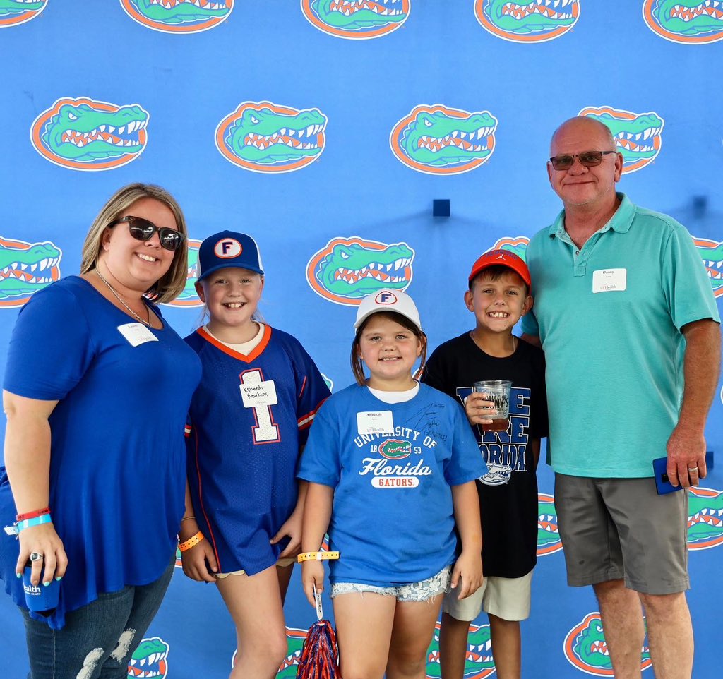 The 2nd annual Spring Game Tailagate presented by @forthepeople is a FAMILY affair 🐊 Last year over 400 attendees came together as 1 family for @UFHealth Open bar🍺 BBQ🌭 gator football legends! 🏈 live DJ💿 photo shoots📸 tickets WILL sell out! johnnytownsendfoundation.com/spring-game-ta…