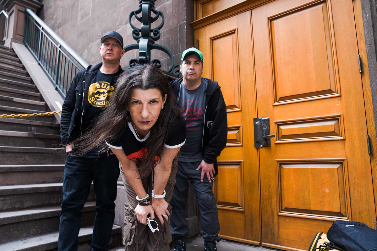 shamelessbuzz's tweet image. Toronto-based #collegerock trio #ON @onbandoffical chatted with @DurangoHerald about their self-titled album, making videos out of tour footage and more ~ tinyurl.com/on-hive @FallStephen @shauna_ummagma