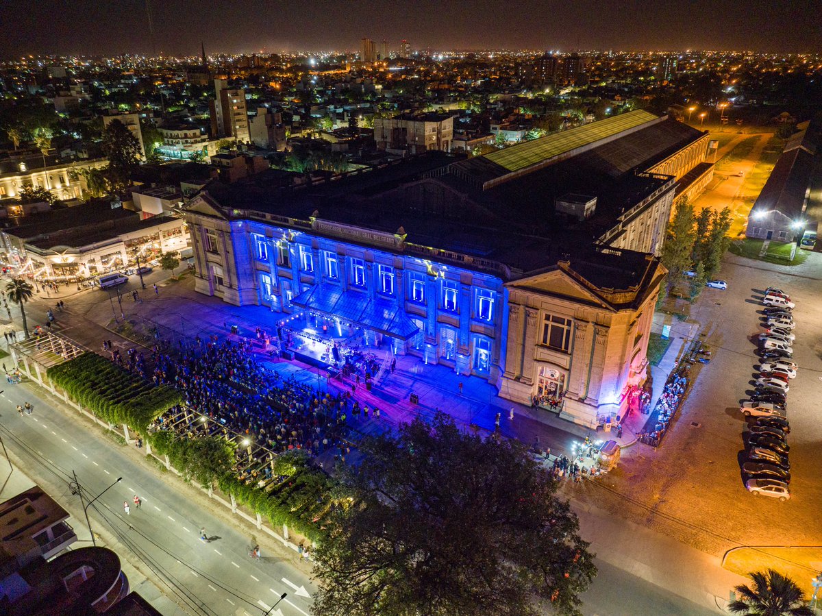 _SantaFeCapital's tweet photo. ¡Cerramos la #NocheDeLasIdeas en #SantaFeCapital! 👏

👉🏻🎶 La explanada de la Estación Belgrano se llenó de música con el Octeto Electrónico Piazzolla, dirigido por Nicolás Sorín. https://t.co/iKguIFlP7J