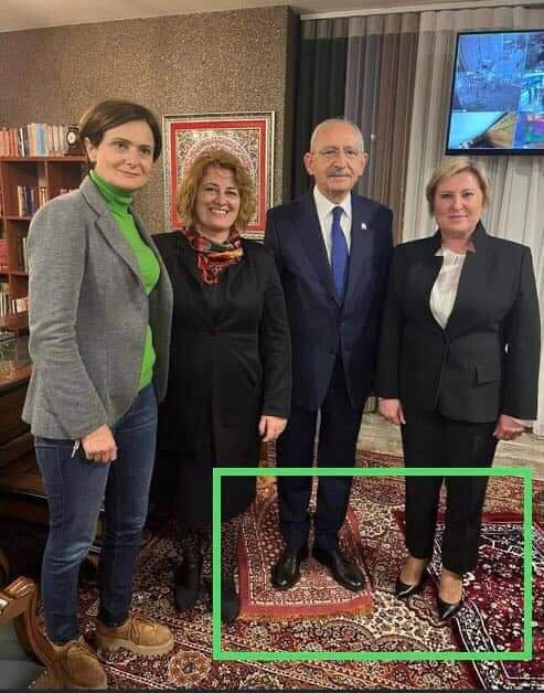 Seccade üstünde ayakkabı ile poz verenlere inat Müslümanların değerlerini koruyan Erdoğan’ı savunacağız.
#SeninleOlduSensizOlmaz