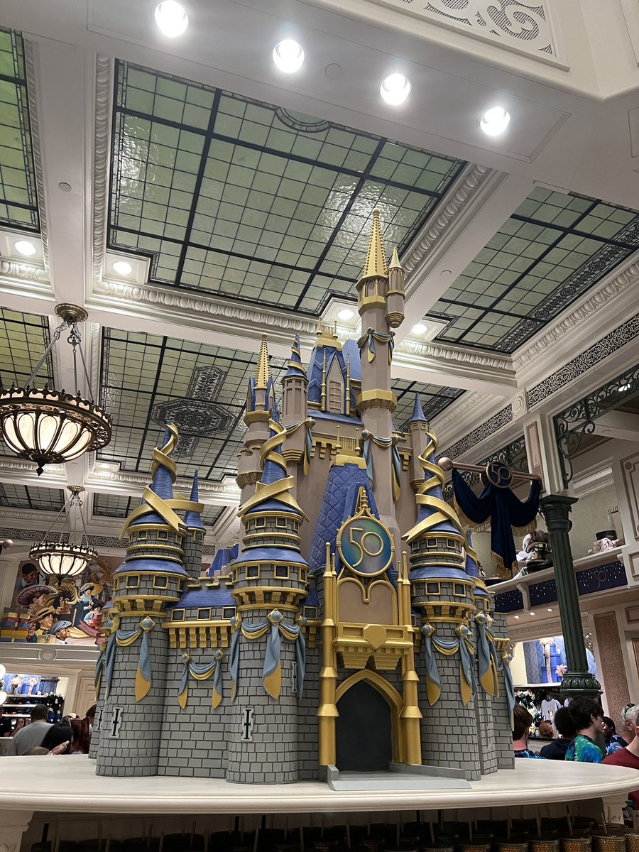 mickeynet023's tweet photo. マジックキングダムの最大ショップ「エンポーリアム」だからこそ50周年グッズは大きく取り上げられていましたが、全体的に種類は少ないご様子。
#MNWDW #WDW50th https://t.co/s8vWZGF7nK