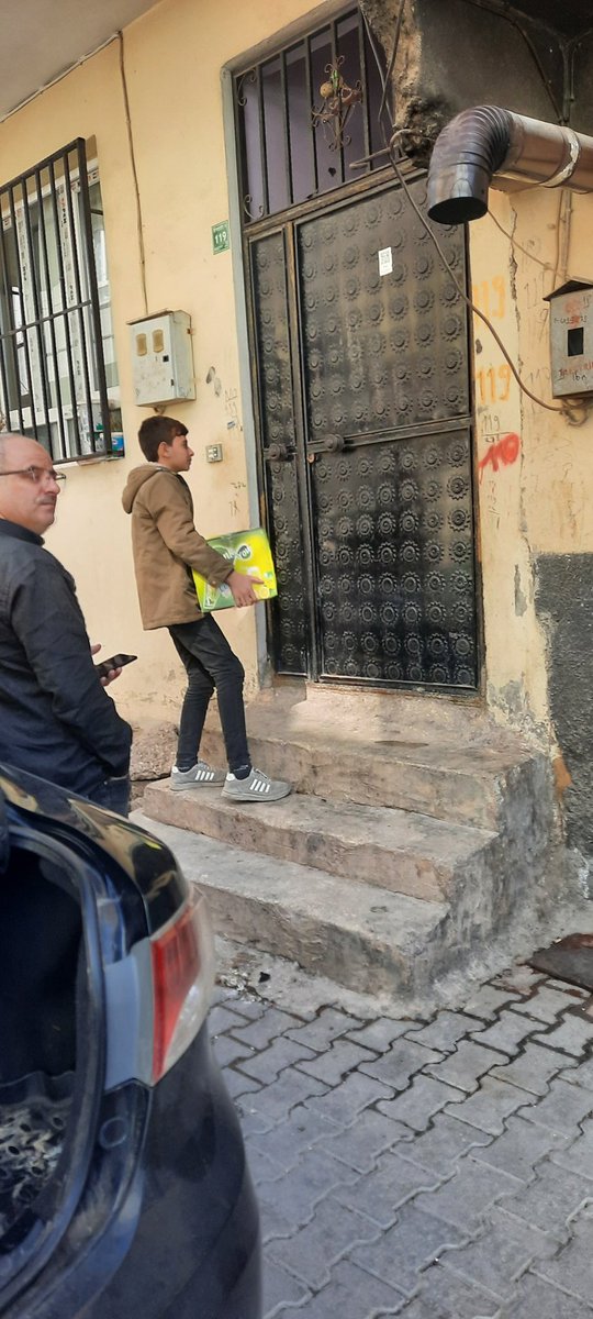 onur_sehit's tweet photo. Şanlıurfa Şehit Onur Kılıç Anadolu İmam Hatip Lisesi Sosyal Yardımlaşma Kurumu Ramazan ayında sosyal sorumlu projesi kapsamında yetim ailelere ve muhtaç sahibi olan ailelere yardım kolileri dağıttı https://t.co/AzRyg8Hc5z