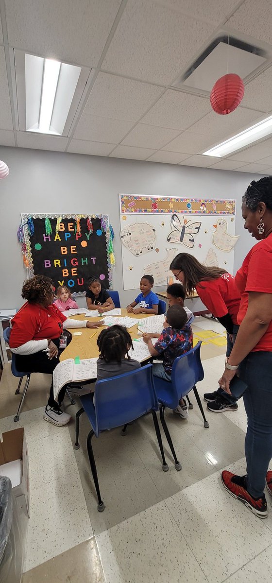 lilvike31's tweet photo. Today we give thanks for Macy's generosity. The gift of giving is so appreciated as our Lil Vikes depart for Springbreak with a bag of goodies. Thank you from Woodlawn Elementary. #vikingdiff https://t.co/xnMky5Mrck