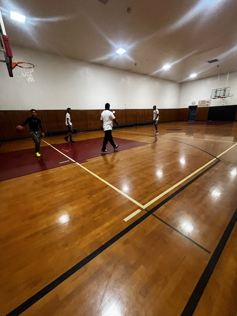 WNixonn's tweet photo. Came to my old stomping grounds today…Matt Dishman, if niggas know me, THEY KNOW…..sooooo many fucking MEMORIES in this gym, man. Lol 🥹🥹🔥🔥🔥 #PortlandBoy #Nostalgia #BackToWhereItStarted #NEP https://t.co/yFhA4DOnXg