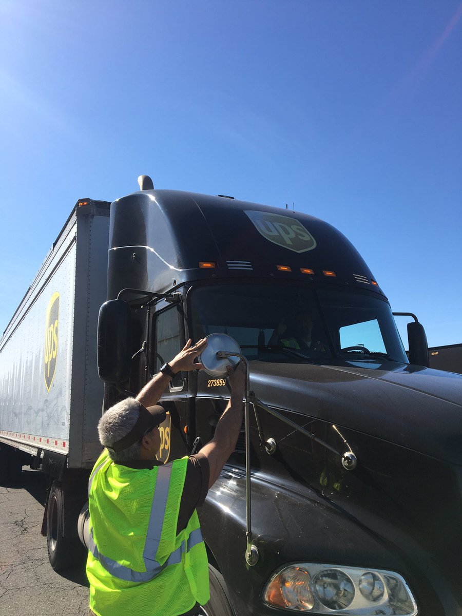 Anaheim feeder helping drivers to adjust their mirrors before hitting the road . Let’s make sure our drivers see it all .@UPSJPipkin @divine2wincom