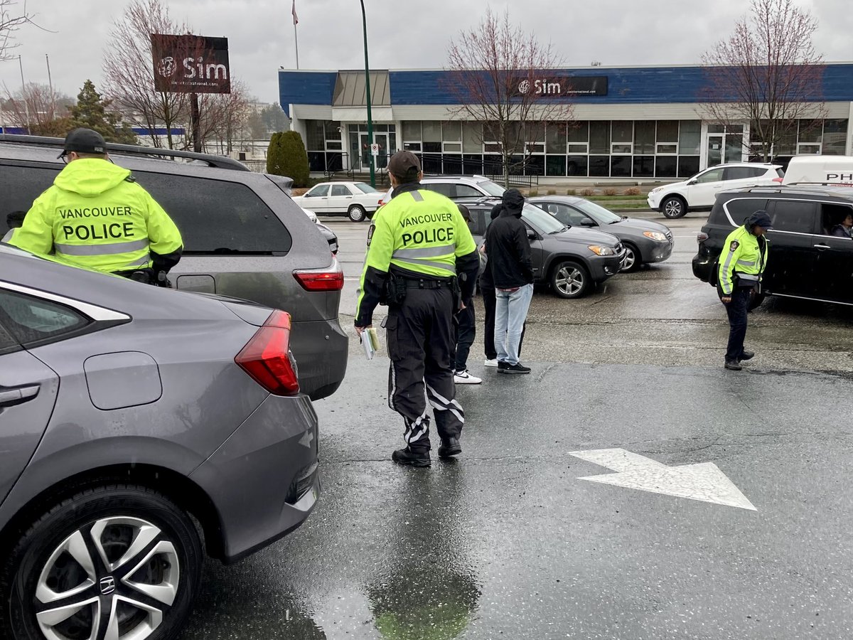 RoadSafetyHarv's tweet photo. On a rainy afternoon commute @CityofVancouver distracted driving enforcement @VPDTrafficUnit @RoadSafety_Paul with @TheGWCPC @svcpc #VPD Volunteers - best to avoid distractions, focus on the road &amp; #LeaveYourPhoneAlone while 🚗@icbc #EyesFwdBC https://t.co/i0JThUxSlQ