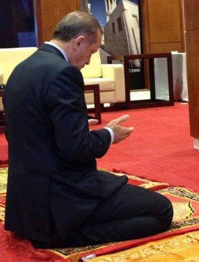 Ben bir genç olarak seccadeye ayakkabıyla basana değil seccadenin üzerinde namaz kılana oy vereceğim.