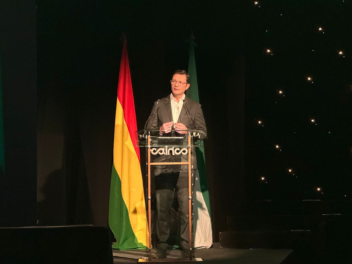 Este, es el mejor momento para expresar mi gratitud, gratitud a Dios, por darnos vida y salud para crecer y enfrentar las adversidades.
Gratitud a mi familia, porque me han inspirado con su ejemplo. Me equiparon con valores y ese hábito al trabajo que ha trascendido generaciones.