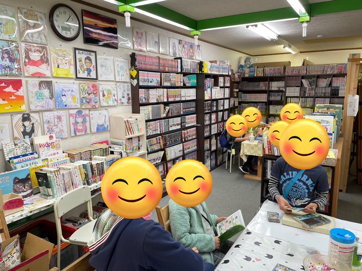 uri_kana's tweet photo. まんが図書館内に『おかしの墨屋』が開店しました。
昔ながらの駄菓子屋を思い浮かべる小さなお店です。

この駄菓子屋は、物々交換の不思議な駄菓子屋です。
使わなくなったおもちゃや読まなくなった本などと駄菓子を交換します。

お家で眠っているおもちゃや本を探してみてね。

#墨屋 #駄菓子屋 https://t.co/HkqIm3YMbQ
