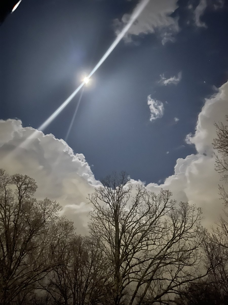 jmac598's tweet image. The moon and stars contrasting after the storm passed over. Lewisburg, MS @NWSMemphis