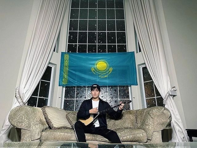 No matter where we go, home is always where the heart is ❤️❤️❤️ Repost: Dimash's IG Even though outside the window of Los Angeles🇺🇸, Kazakhstan still begins in my house 🇰🇿 @dimash_official #dimash #music #weloveyouintheusa