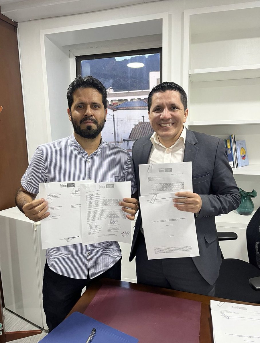 FrankPortillaT's tweet photo. A escondidas, fuera del horario laboral, con un congreso vacío y a espaldas de todo el país que ya estaba en vacaciones de Semana Santa, el hampón Guerrillero de @petrogustavo y Estos otros  hampones  radicaron la reforma a la salud que dejara el dinero de la salud en manos de los políticos y amigos del dictador petro 🚨🚨

Gerardo Yepes Caro - Partido Conservador @GerardoYepes_ 

Camilo Esteban Ávila- Partido de la U @camiloavi

Alfredo Mondragón- Pacto Histórico @AlfreMondragon 

Martha Jurado - Alianza Verde @MarthaAlfonsoJ 

German Jose Gomez - Partido Comunes @GermanComunes 

Juan Carlo Vargas - Curules de Paz