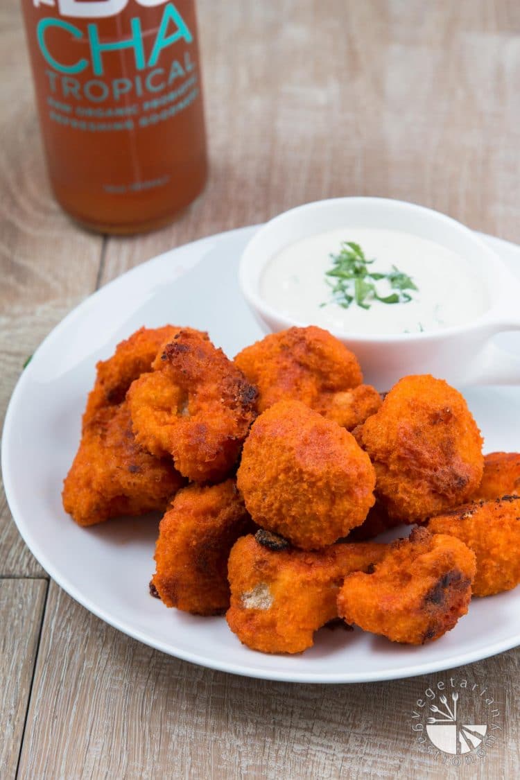 It's the best year around recipe for baked crispy BUFFALO CAULIFLOWER! Dip them in my vegan ranch, serve them in tacos, or toss with a salad! >>> vegetariangastronomy.com/buffalo-caulif…