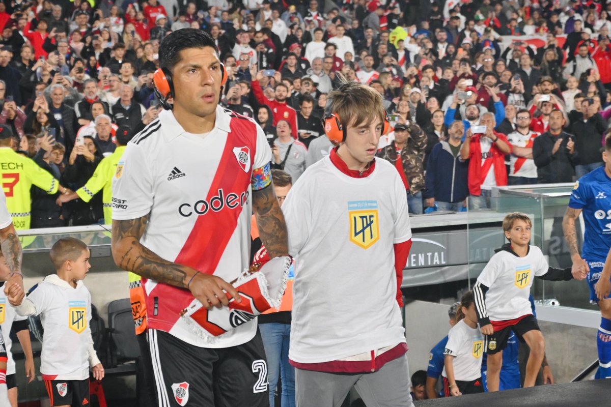 RiverPlate's tweet photo. Para apoyar el Día Mundial de Concientización sobre el Autismo, Enzo Pérez compartió con Tomás Chiappe la experiencia de salir al campo de juego con protectores auditivos para evitar el estrés que genera el ruido en quien tiene hipersensibilidad sensorial. #HablemosDeAutismo https://t.co/NDNmtkXOQu