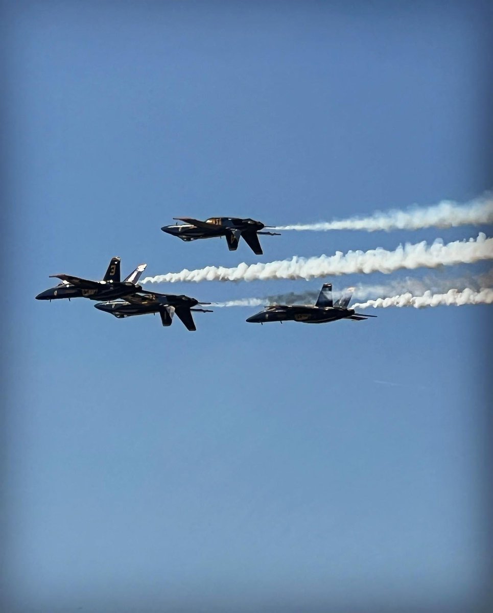 Horizon_Hobby's tweet photo. #FormationFriday at SUN 'n FUN

#HorizonHobby #snf2023 #aviation #airplane #sunnfun #formationflight #flyover #airshow #NotRC https://t.co/30R1ZdDfe9